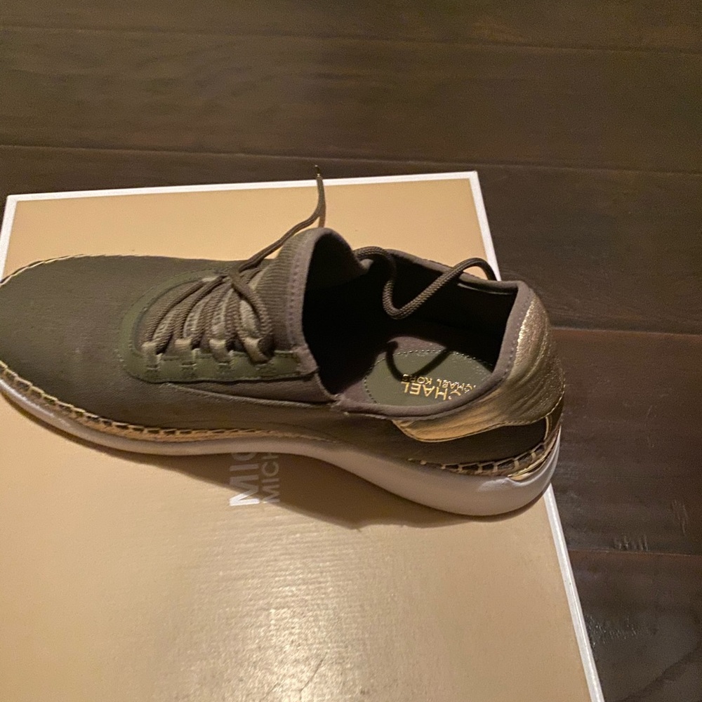 Shoes - Picture 2 of 3